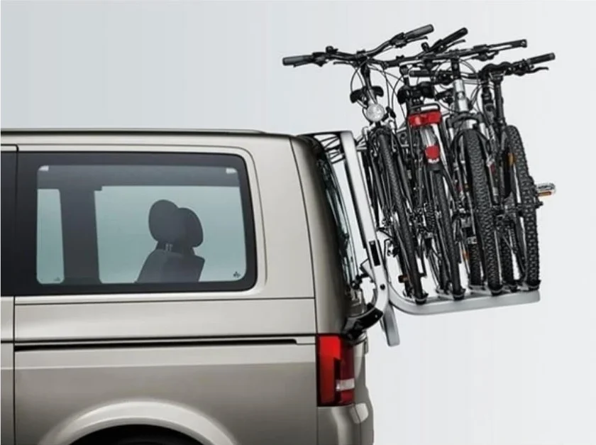 Nosič s bicyklami pripevnený na zadnej časti vozidla - služba Cyklotaxi pre prepravu cyklistov aj s bicyklami